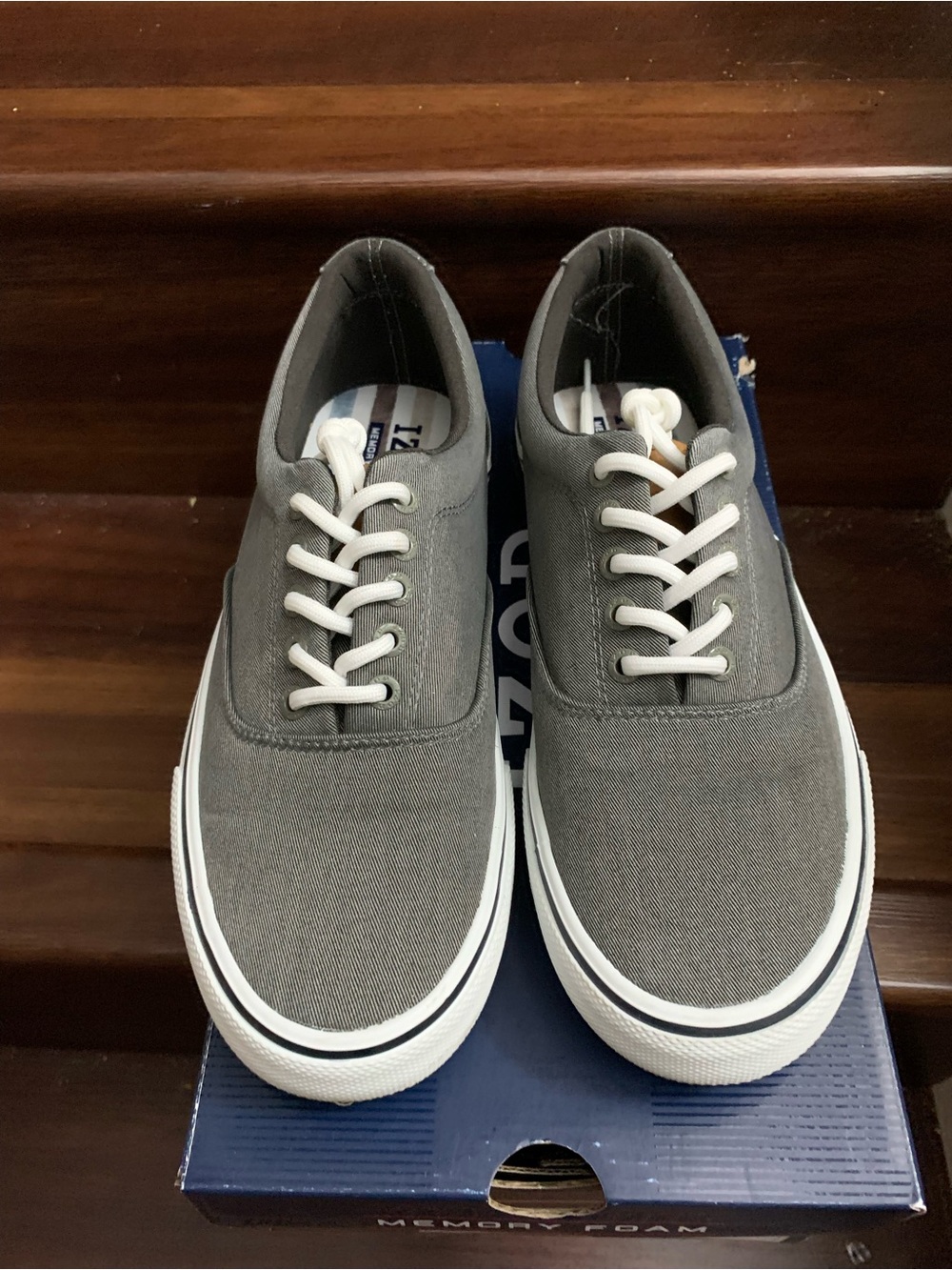 New men’s Izod Gray Low-Top Canvas Sneakers with White Laces. Size 8